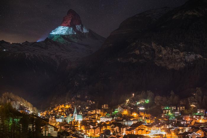 Svájc ikonikus hegyére kivetítették a magyar zászlót is